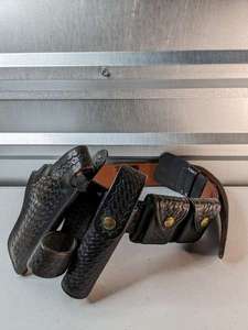 lot 115 image: SafariLand Black Basket Weave Tooled Leather Hand Gun Holster - Black MDFR 29 w Belt