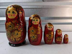 lot 147 image: Russian Nesting Dolls Matryoshka 5 Dolls Hand Painted