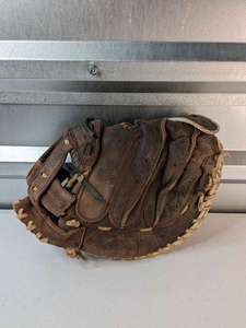 lot 239 image: Mizuno GXS90F1 Catchers Mitt 34 inch RHT