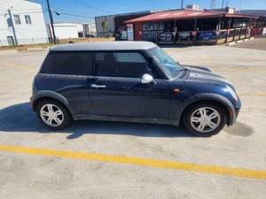 lot 1 image: 2006 Mini Cooper Hatchback - 2Door - Vin#WMWRC33536TK17215 - Car runs and drives - drivers window needs repair. radio needs to be installed