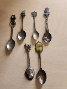 lot 86 image: Selection of vintage collectible spoons - silver plateed