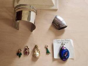 lot 87 image: Selection of Jewelry