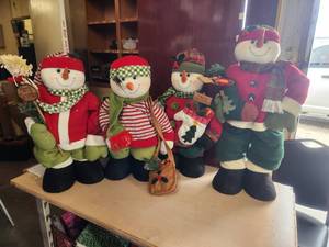 lot 105 image: Selection of Christmas snowmen -  2 tall