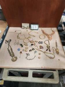 lot 89 image: Selection of costume jewelry