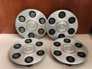 lot 36 image: 4 center caps for Cheverlet Trucks