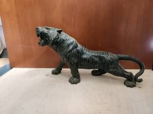 lot 40 image: Vintage hollow cast Tiger - 14 long