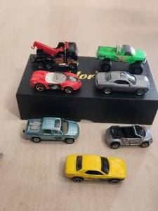 lot 57 image: Selection of Hot Wheels