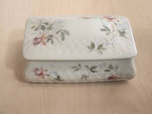 lot 3 image: Vintage Limoges large porcelain trinket box by Limoges of France