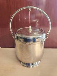 lot 5 image: Vintage 2 qt. swing handle ice bucket