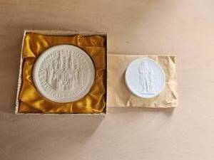 lot 9 image: Vintage porcelain medallion plaques