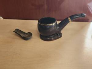 lot 10 image: Vintage Inarco ceramic paipe and magnetic metal pipe holder