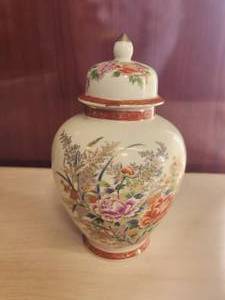 lot 23 image: Vintage Oriental vase with lid - Interpur - made in Japan