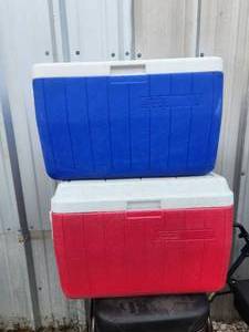 lot 92 image: Selection of 2 Coleman coolers