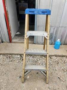 lot 97 image: Werner 4 foldable ladder