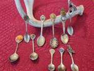 lot 81 image: Selection of vintage collectible spoons