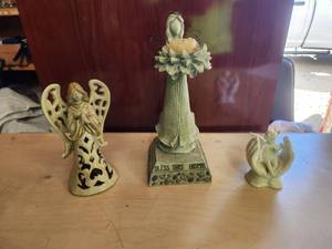 lot 112 image: Selection of 3 Angel figurines