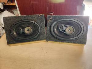 lot 113 image: Selection of 2 car audio speakers in carpeted boxes
