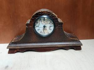 lot 129 image: Small battery-operated mantle clock