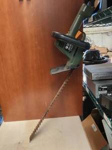 lot 132 image: Black & Decker electric edger - tested works