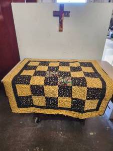 lot 142 image: Childs quilt