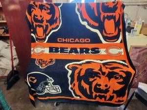 lot 144 image: Chicago Bears lot - large beach towel and plate