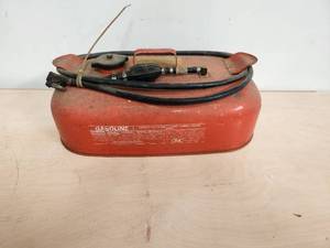 lot 174 image: Outboard boat motor 3-gallon gas can.