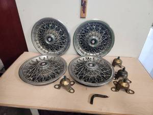 lot 176 image: Set of 4 vintage Buick wire hubcaps with - 4 Centers, 4 Brackets, 4 Lock bolts and the key