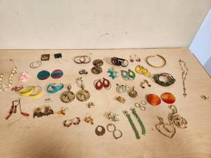 lot 183 image: Selection of costume Jewelry lot