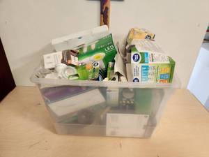 lot 194 image: Bin of various light bulbs