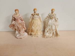 lot 206 image: Selection of 3 vintage porcelain dolls