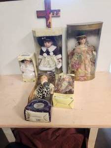 lot 213 image: Selection of Dolls