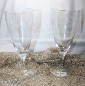 lot 25 image: Set2 Qualia etched orchard Ice Tea glasses. Features an etched vine and grape motif. Labels on bottom. Style Q241007 No chips. 9H