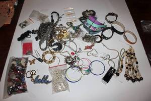 lot 72 image: Fashion Jewely - Misc. assortment, beads