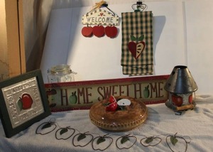lot 81 image: Kitchen Dcor Apple pie plate, wall plaques and candle lantern
