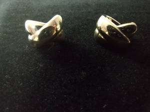lot 104 image: 14K yellow gold poststud earrings. Marked PBD 14 KT. 2.3 gr approx.