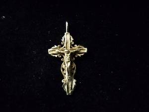 lot 115 image: 14K yellow gold cross pendant. Marked 14K. 1L. 1.6 gr approx.