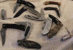 lot 87 image: Pocket Knives Gerber, Camillus