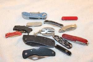 lot 125 image: Pocket Knives National Guard, Buck, Recon, Keychain Pliers