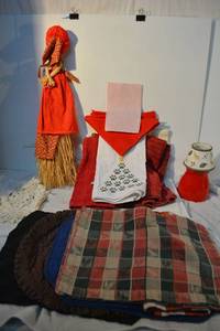 lot 82 image: Kitchen Lot Hand towels, placemats, doilies, cloth napkins, and pink scrubber cloth