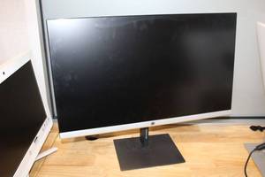 lot 8 image: HP Desktop Monitor