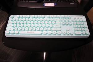 lot 47 image: Sades Mint green Wireless Keyboard Model V2020