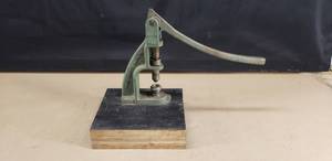 lot 21 image: Handy Junior Button Machine