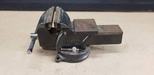 lot 71 image: Bessey Bench Vise w6 Jaws