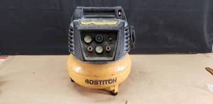 lot 108 image: Bostitch 6 Gallon 150psi Air Comporessor, Powers On, Builds & Holds Pressure.