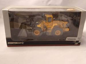 lot 20 image: MOTOR ART VOLVO DIECAST 150 SCALE COLLECTOR MODEL