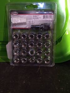 lot 183 image: Lug nut set