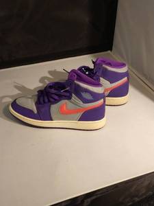 lot 4 image: AIR JORDAN 1 RETRO  SIZE 7Y