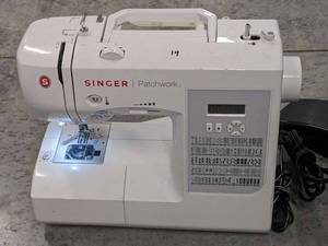 lot 19 image: Singer Patchwork 7285 Electronic Sewing And Quilting Machine
