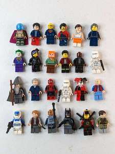lot 132 image: 24 Lego Mini Action Figurines