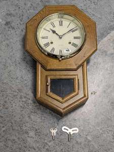 lot 146 image: 31 Day Wall Clock w 2 Keys - For Parts